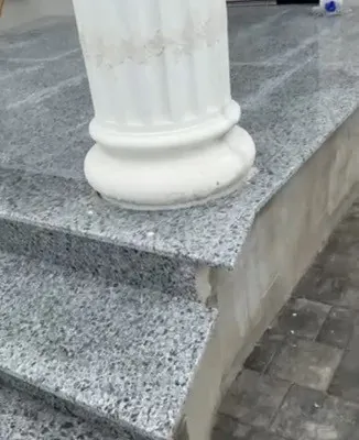 Trepte exterioare și pardoseală din granit Platinum Grey lucios, cu muchie semibaston, tăiate după forma coloanei — lucrare Marmurfit în Făcăi, lângă Craiova