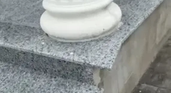 Trepte exterioare și pardoseală din granit Platinum Grey lucios, cu muchie semibaston, tăiate după forma coloanei — lucrare Marmurfit în Făcăi, lângă Craiova
